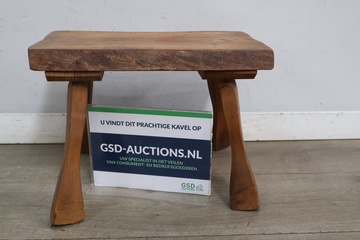 Afbeelding van Rustiek houten krukje