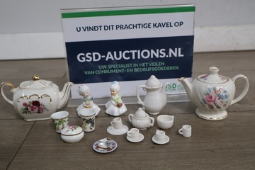 Afbeelding van Miniatuur porseleinen theeservies met figuurtjes