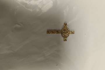 Afbeelding van goude kruis met ringen klein