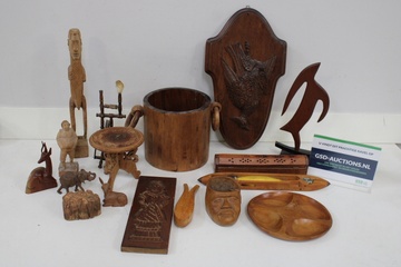 Afbeelding van Lot houten beeldjes en decoratieve voorwerpen