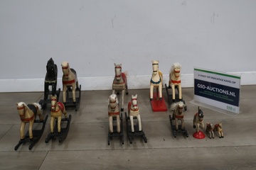 Afbeelding van Vintage houten hobbelpaardjes en paardjes