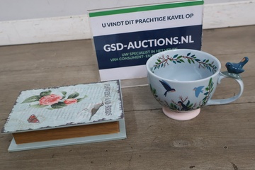 Afbeelding van Decoratieve theekop met vogel en bloemenboek opbergdoos