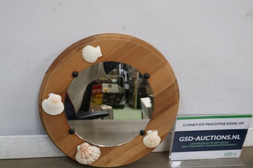 Afbeelding van Ronde houten spiegel met schelpdecoratie