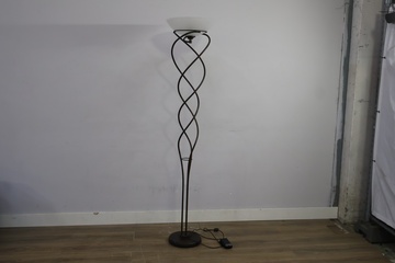 Afbeelding van Staande vloerlamp met metalen gedraaide steun