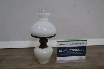 Afbeelding van Witte olielamp met glazen kap