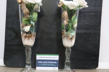 Afbeelding van Set glazen vazen met kunstbloemen en houtdecoratie