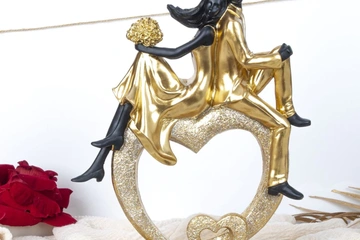 Afbeelding van Beeld getrouwde steel op haart goud/zwart (nieuwe)
