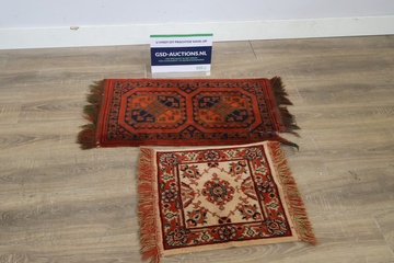 Afbeelding van Set van twee kleine vintage kleedjes