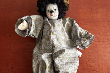 Afbeelding van Clown als pop keramiek  hoofd en kleding polyester
