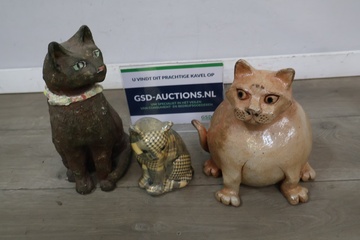 Afbeelding van Set van drie kattenbeelden van keramiek en porselein