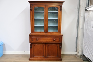 Afbeelding van Antieke houten vitrinekast met laden