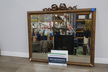 Afbeelding van Wandspiegel met houten lijst en sierlijke bovenkant