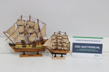 Afbeelding van Twee houten scheepsmodellen