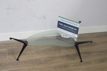 Afbeelding van Glazen salontafel met zwarte metalen poten