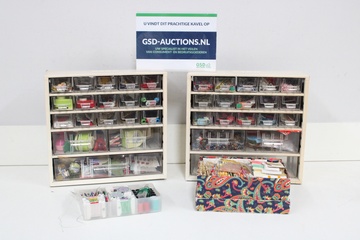 Afbeelding van Twee opbergkasten en doosjes met naaiaccessoires
