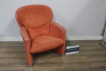 Afbeelding van Oranje stoffen fauteuil