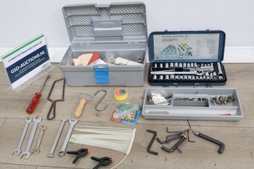 Afbeelding van Gereedschapsset met diverse handgereedschappen en toebehoren