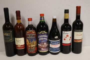 Afbeelding van Set van verschillende flessen wijn en glühwein
