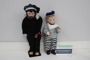 Afbeelding van Twee vintage Porseleinen poppen in kostuum