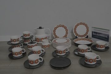 Afbeelding van Vintage servies met kopjes, borden en kannen