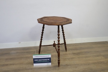Afbeelding van Houten octagonale bijzettafel met versierde rand