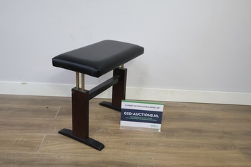 Afbeelding van Kruk met zwarte bekleding en houten frame