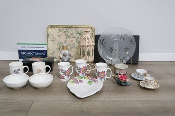 Afbeelding van Mix van diverse servies en decoratie