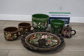 Afbeelding van Vintage bloempotten, mokken, bord en melkkannetje''