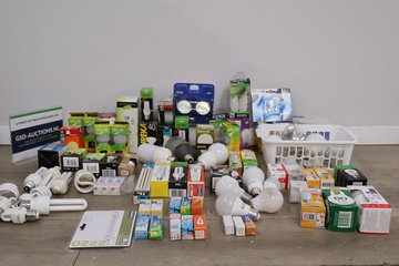 Afbeelding van Gevarieerde collectie lampen en lampenhouders