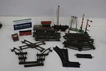Afbeelding van Antiek Modeltreinrails met seinpalen en gebouwen