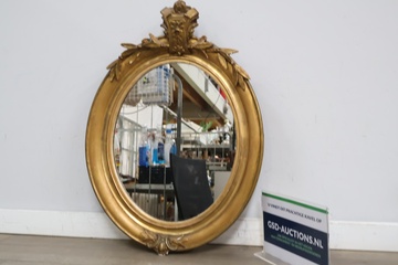 Afbeelding van Ovale gouden spiegel met ornamenten
