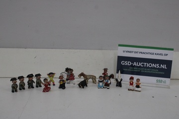 Afbeelding van Set keramische figuurtjes met diverse personages