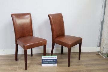 Afbeelding van Set van twee bruine leren eetkamerstoelen''