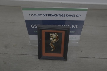 Afbeelding van Sieraden in houten lijst met draak en parel