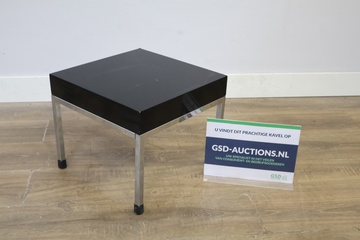 Afbeelding van Vierkante bijzettafel met zwart blad en metalen poten
