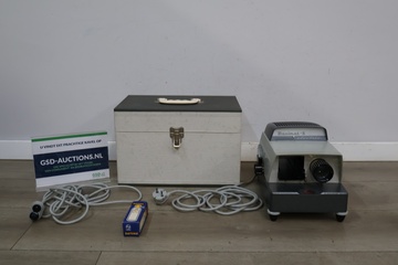 Afbeelding van Vintage Braun diaprojector met draagkoffer