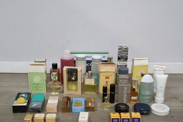 Afbeelding van Verzameling parfums en cosmetica