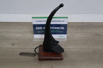 Afbeelding van Zwarte olifantenbeeldje op houten voet'