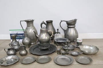 Afbeelding van Set tinnen servies en kannen