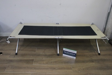 Afbeelding van Opvouwbaar campingbed met creme en zwarte stof