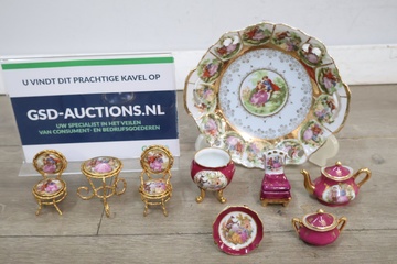 Afbeelding van Miniatuur poppenservies en meubels van porselein