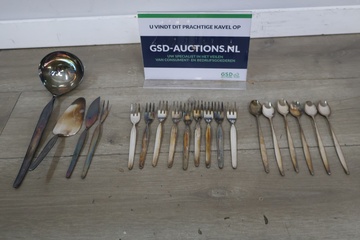 Afbeelding van Vintage bestek met lepels, vorken, messen en opscheplepel