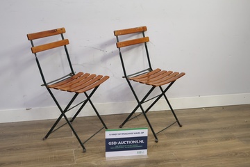 Afbeelding van Set van 2 houten klapstoelen met metalen frame