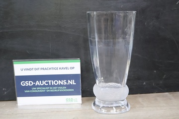 Afbeelding van Glazen vaas met decoratieve voet''