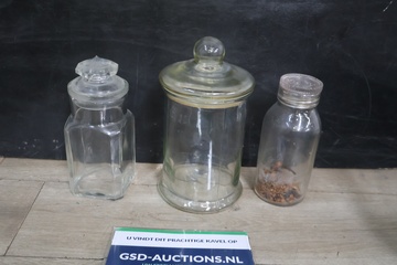 Afbeelding van Drie glazen potten met deksels''