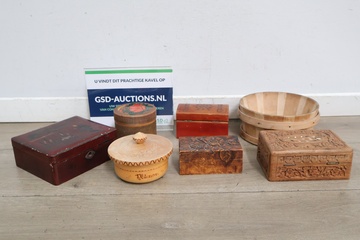 Afbeelding van Gevarieerde set houten en beschilderde doosjes en schalen