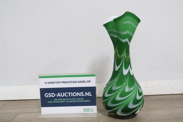 Afbeelding van Groene decoratieve vaas met witte accenten