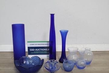 Afbeelding van Blauwe glazen vazen en schalen
