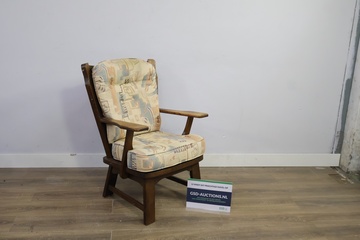 Afbeelding van Houten fauteuil met stoffen kussen
