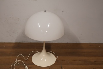 Afbeelding van Panthella-tafellamp van Verner Panton voor Louis Poulsen